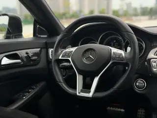 Mercedes-Benz CLS 2012 AMG CLS 63 intérieur photo 11