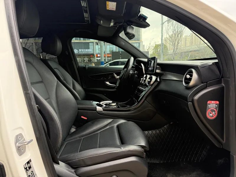 Mercedes-Benz GLC Coupe 2018 GLC 200 4MATIC coupe SUV interior photo 10