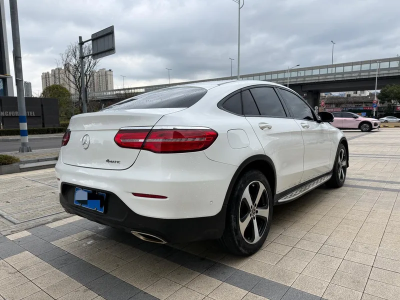 Mercedes-Benz GLC Coupe 2018 GLC 200 4MATIC coupe SUV interior photo 14