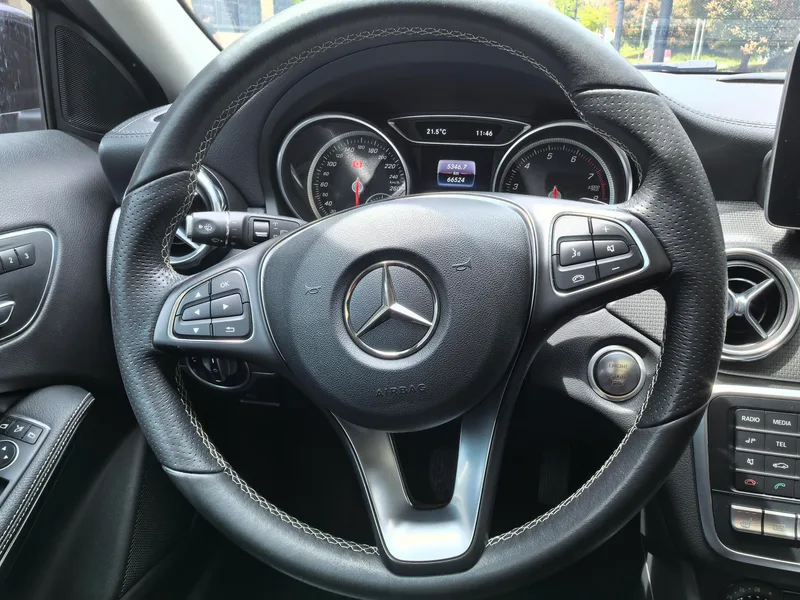 Mercedes-Benz GLA 2018 GLA 220 4MATIC Sporty interior photo 8