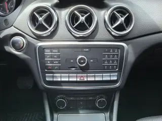 Mercedes-Benz GLA 2018 GLA 220 4MATIC Sporty interior photo 9