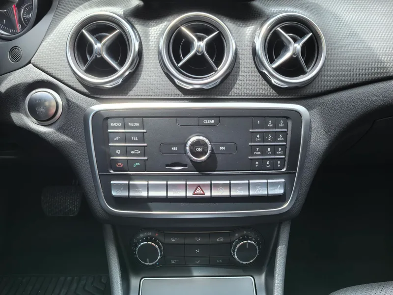 Mercedes-Benz GLA 2018 GLA 220 4MATIC Sporty interior photo 9