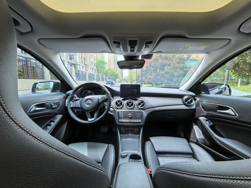 Mercedes-Benz GLA 2018 GLA 220 4MATIC Sporty interior photo 11