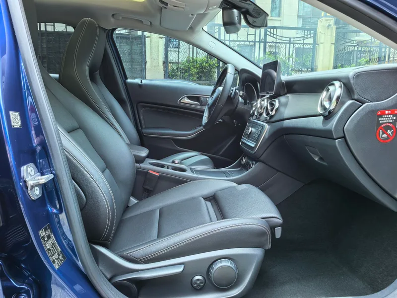 Mercedes-Benz GLA 2018 GLA 220 4MATIC Sporty interior photo 12