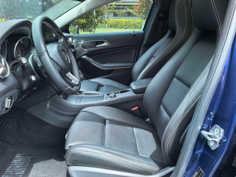 Mercedes-Benz GLA 2018 GLA 220 4MATIC Sporty interior photo 13