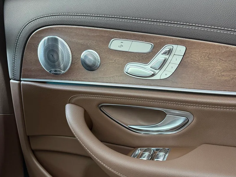 Mercedes-Benz E-Class 2020 E 300 L Люксовый интерьер фото 15