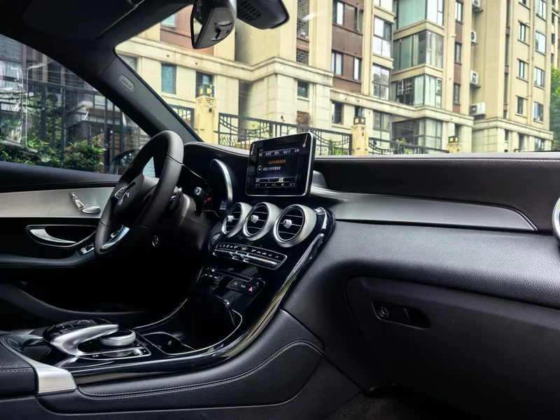 Mercedes-Benz GLC 2017 GLC 200 4MATIC interior photo 9
