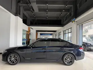 BMW 5 Series 2022 Reforma 525i M Conjunto deportivo exterior foto 3