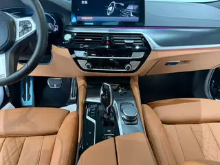 BMW 5 Series 2022 Reforma 525i M Conjunto deportivo exterior foto 8