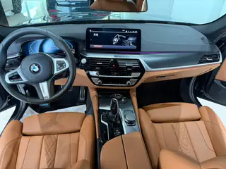 BMW 5 Series 2022 Reforma 525i M Conjunto deportivo interior foto 9