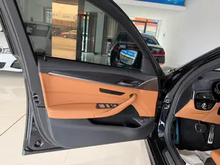 BMW 5 Series 2022 Reforma 525i M Conjunto deportivo interior foto 11