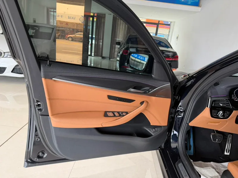 BMW 5 Series 2022 Reforma 525i M Conjunto deportivo interior foto 11