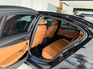 BMW 5 Series 2022 Reforma 525i M Conjunto deportivo interior foto 13