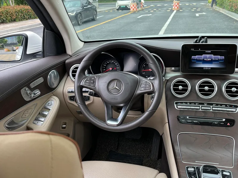 Mercedes-Benz GLC 2016 GLC 300 4MATIC Dynamic interior photo 17