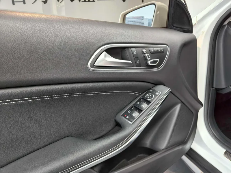 Mercedes-Benz GLA 2017 GLA 200 Dinámico interior foto 9
