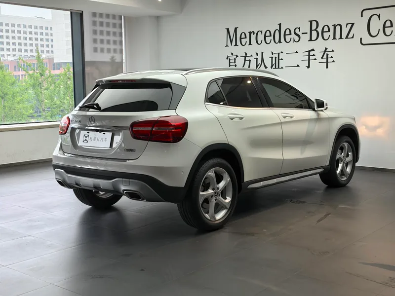 Mercedes-Benz GLA 2017 GLA 200 Dinámico interior foto 13