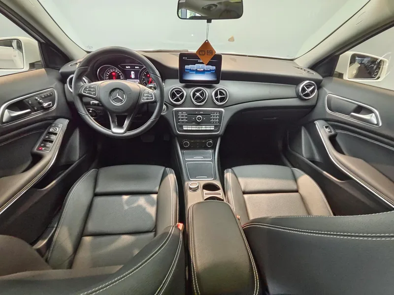 Mercedes-Benz GLA 2017 GLA 200 Dinámico interior foto 14