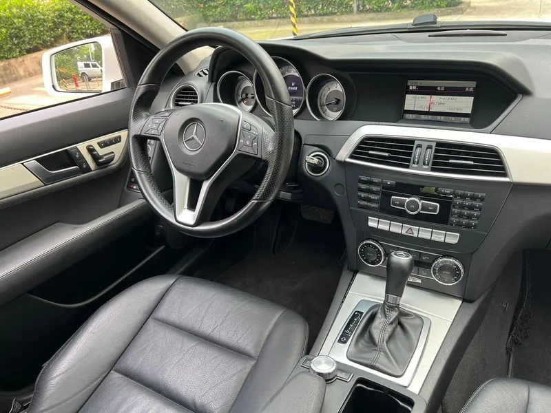 Mercedes-Benz C-Class 2011 C 200 Edición de viaje deportivo de lujo interior foto 16