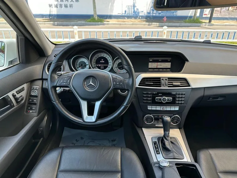 Mercedes-Benz C-Class 2011 C 200 Edición de viaje deportivo de lujo interior foto 17