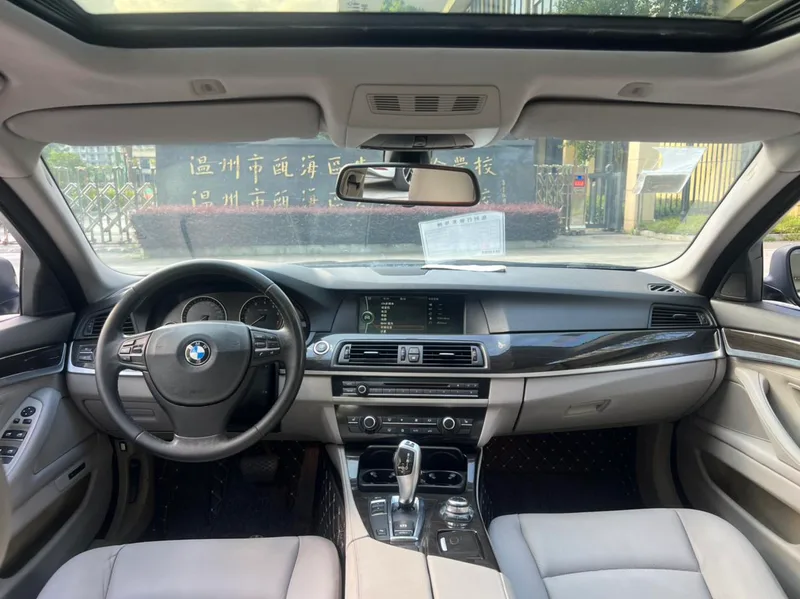 BMW 5 Series 2012 530Li Luxury type interior photo 9
