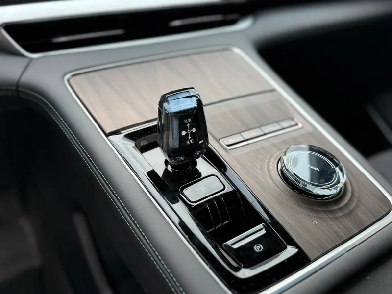 Geely Monjaro 2025 2.0TD High-power automatic two-wheel drive oriental obsidian star version interior photo 12 Geely Monjaro 2025 2.0TD High-power automatic two-wheel drive oriental obsidian star version interior photo 12
