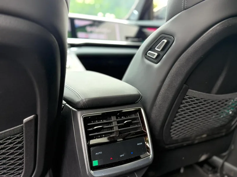 Geely Monjaro 2025 2.0TD High-power automatic two-wheel drive oriental obsidian star version interior photo 17 Geely Monjaro 2025 2.0TD High-power automatic two-wheel drive oriental obsidian star version interior photo 17