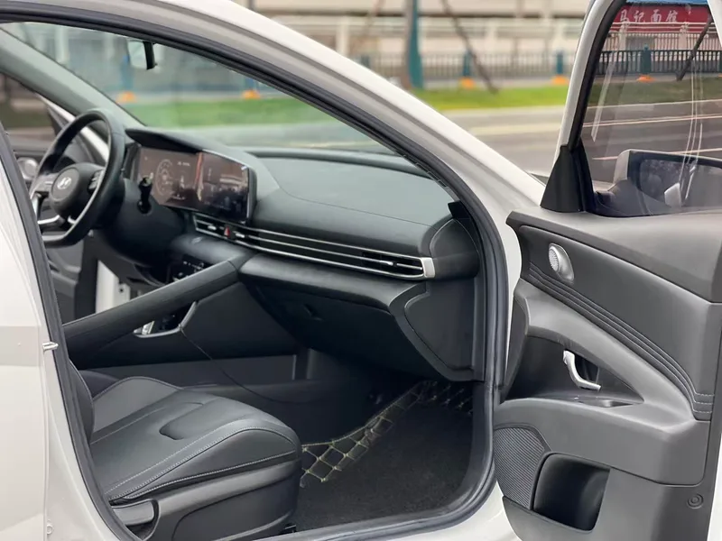 Hyundai Elantra 2021 1.5L CVT LUX Premium Edition interior photo 9 Hyundai Elantra 2021 1.5L CVT LUX Premium Edition interior photo 9