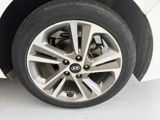 Hyundai Elantra Lingdong 2016 1.6L Auto Zhixuan Elite-type exterior photo 7 Hyundai Elantra Lingdong 2016 1.6L Auto Zhixuan Elite-type exterior photo 7