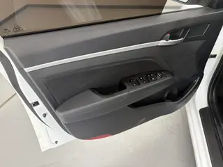 Hyundai Elantra Lingdong 2016 1.6L Auto Zhixuan Elite-type interior photo 8 Hyundai Elantra Lingdong 2016 1.6L Auto Zhixuan Elite-type interior photo 8