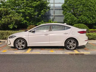 Hyundai Elantra Lingdong 2016 1.6L Auto Zhixuan Type d'élite extérieur photo 2 Hyundai Elantra Lingdong 2016 1.6L Auto Zhixuan Type d'élite extérieur photo 2