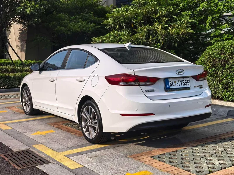 Hyundai Elantra Lingdong 2016 1.6L Auto Zhixuan Type d'élite extérieur photo 3 Hyundai Elantra Lingdong 2016 1.6L Auto Zhixuan Type d'élite extérieur photo 3