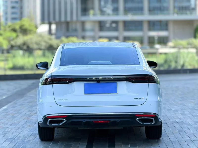 Geely Emgrand 2026 5-е поколение 1.5T DCT Премиальная комплектация экстерьер фото 4 Geely Emgrand 2026 5-е поколение 1.5T DCT Премиальная комплектация экстерьер фото 4