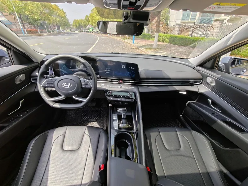 Hyundai Elantra 2023 1.5L CVT LUX Premium Edition interior photo 8 Hyundai Elantra 2023 1.5L CVT LUX Premium Edition interior photo 8