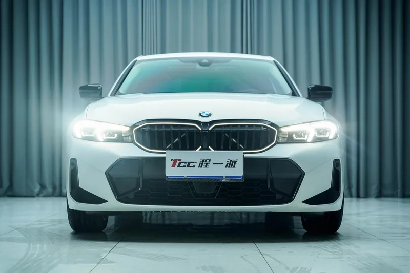 BMW 3 Series 2026 330Li M Traje nocturno deportivo Yao exterior foto 3