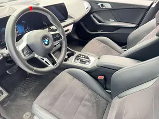 BMW 2 Series 2025 M235L intérieur photo 10