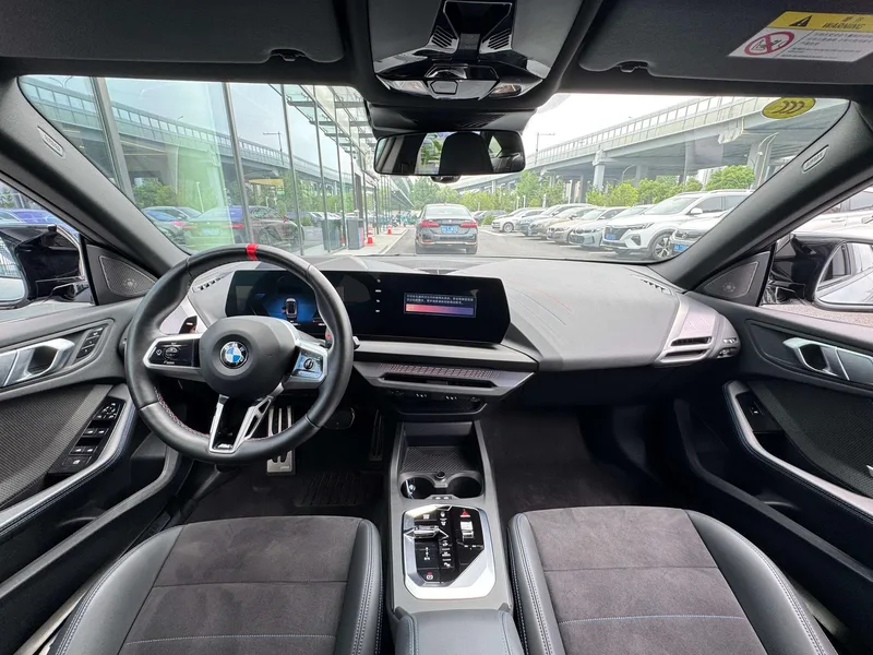 BMW 2 Series 2025 M235L intérieur photo 13
