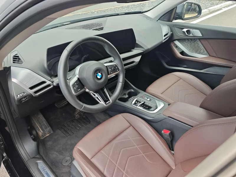 BMW 2 Series 2025 225L M Conjunto deportivo interior foto 7 BMW 2 Series 2025 225L M Conjunto deportivo interior foto 7