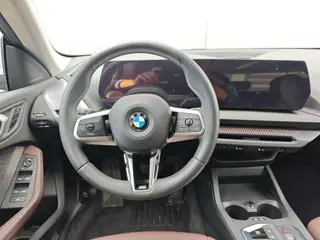 BMW 2 Series 2025 225L M Conjunto deportivo interior foto 10 BMW 2 Series 2025 225L M Conjunto deportivo interior foto 10