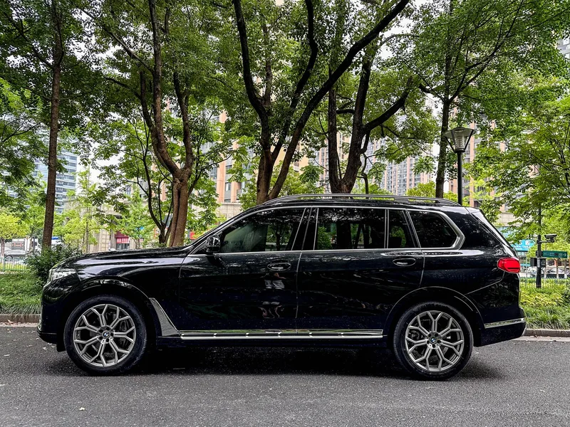BMW X7 2022 xDrive40i Leading Luxury Set exterior photo 3