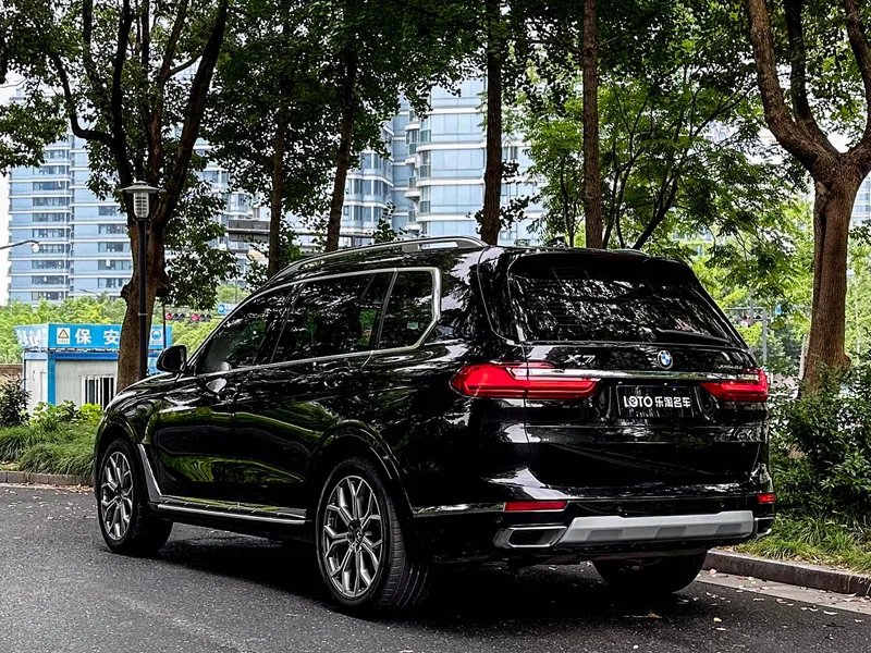 BMW X7 2022 xDrive40i Leading Luxury Set exterior photo 4