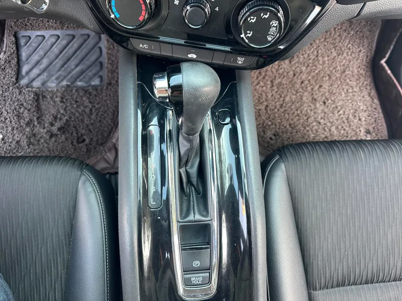 Honda Vezel 2019 1.5L CVT pioneer type Country VI interior photo 13 Honda Vezel 2019 1.5L CVT pioneer type Country VI interior photo 13