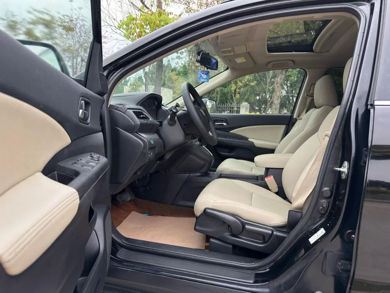 Honda CR-V 2015 2.0L Версия с двумя приводами интерьер фото 8