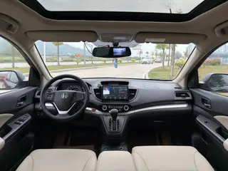 Honda CR-V 2015 2.0L Версия с двумя приводами интерьер фото 9