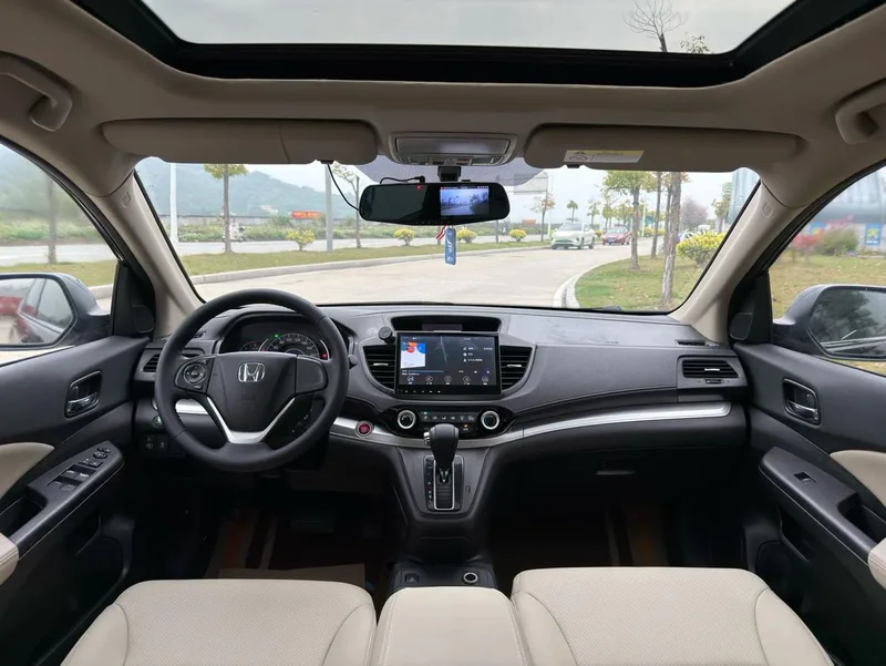 Honda CR-V 2015 2.0L Версия с двумя приводами интерьер фото 9