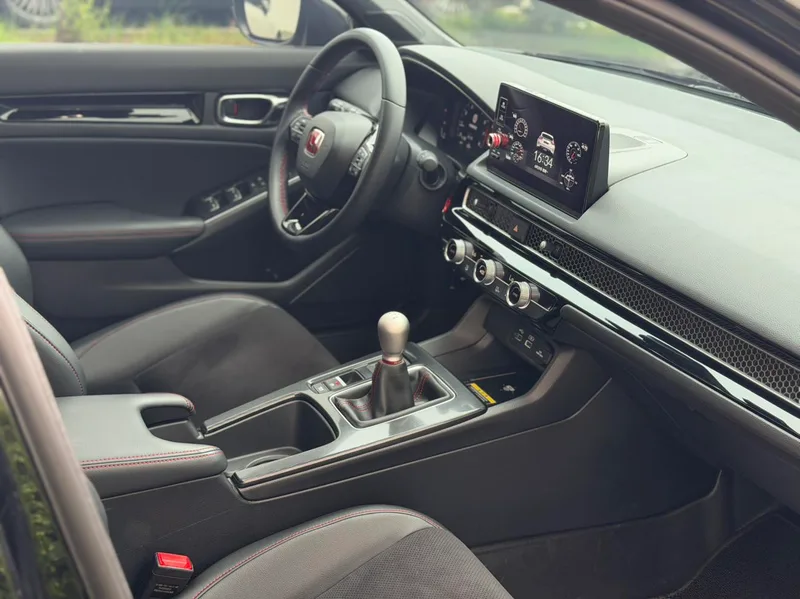 Honda Civic 2023 HATCHBACK 240TURBO Manual Extreme version interior photo 17 Honda Civic 2023 HATCHBACK 240TURBO Manual Extreme version interior photo 17
