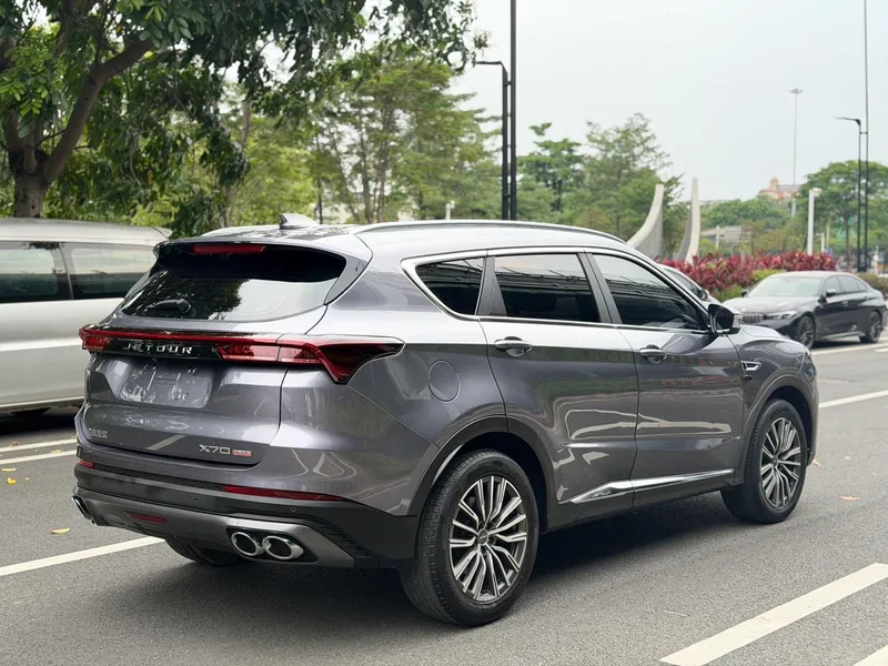 Jetour X70 PLUS 2023 1.5T DCT Brave person PLUS 5 seat exterior photo 6 Jetour X70 PLUS 2023 1.5T DCT Brave person PLUS 5 seat exterior photo 6