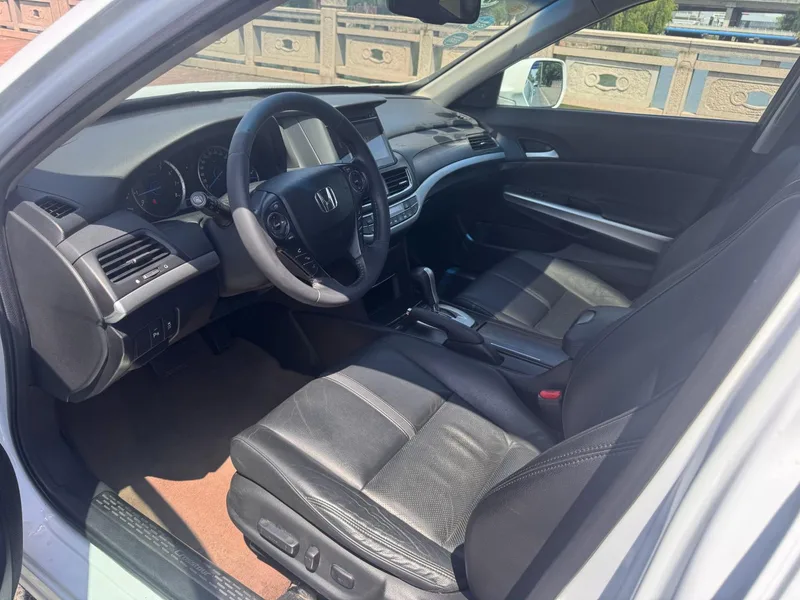 Honda Crosstour 2014 2.4L Luxury Edition interior photo 6 Honda Crosstour 2014 2.4L Luxury Edition interior photo 6