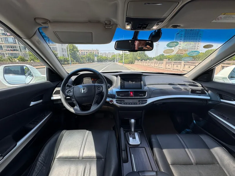 Honda Crosstour 2014 2.4L Luxury Edition interior photo 8 Honda Crosstour 2014 2.4L Luxury Edition interior photo 8