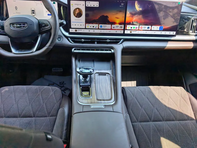 Geely Monjaro 2026 2.0TD High-power automatic four-wheel drive oriental obsidian full moon version interior photo 15 Geely Monjaro 2026 2.0TD High-power automatic four-wheel drive oriental obsidian full moon version interior photo 15