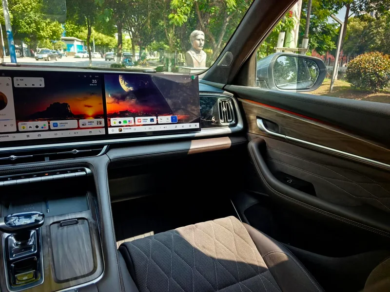 Geely Monjaro 2026 2.0TD High-power automatic four-wheel drive oriental obsidian full moon version interior photo 16 Geely Monjaro 2026 2.0TD High-power automatic four-wheel drive oriental obsidian full moon version interior photo 16